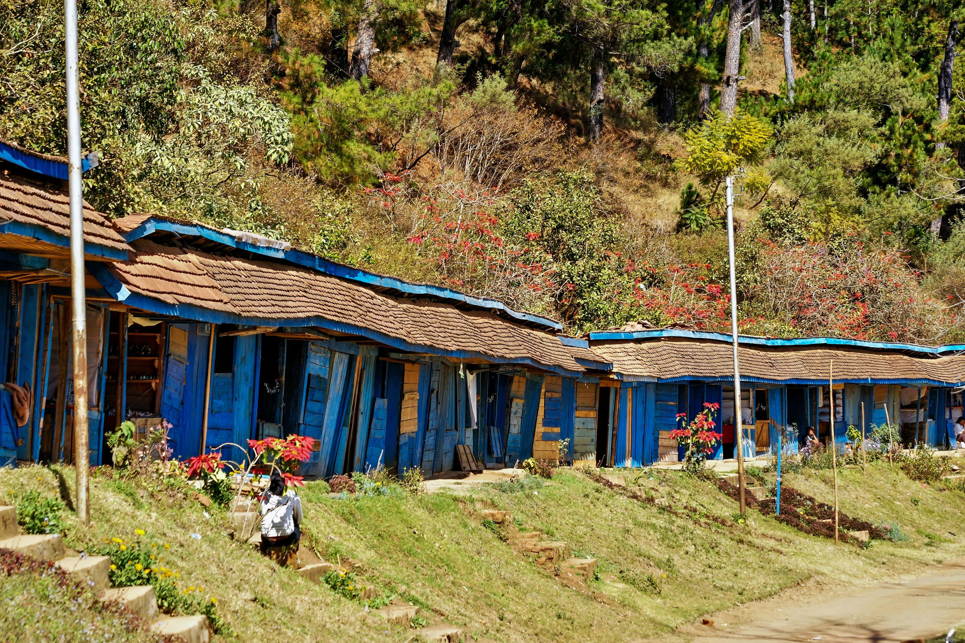 Verkaufsstände am beliebten Badesee  Andraikiba